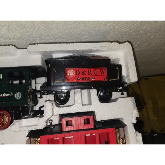 Rio Grande D&RGW Train Set Locomotive Caboose Boxcar Tracks Model Railroad - Picture 4 of 6